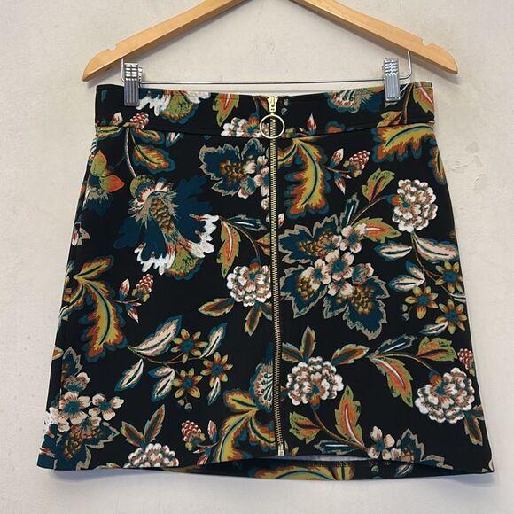 INC International Concepts black floral front zip mini skirt Size 10P EUC - Picture 2 of 8